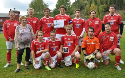 Else Marit Dølvesæter hedret fotballgutta